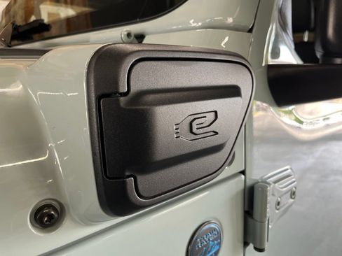 Used 2024 Jeep Wrangler Unlimited Rubicon 4xe AWD/4WD image 10