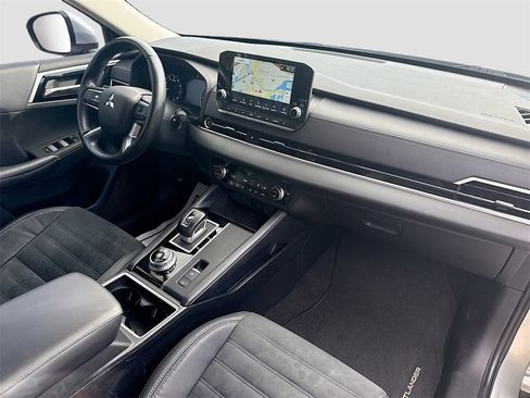 Used 2022 Mitsubishi Outlander SE image 32