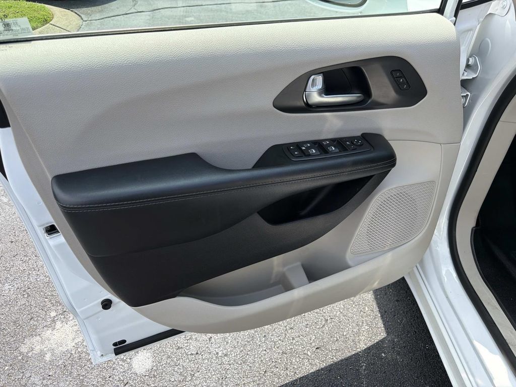 Used 2020 Chrysler Pacifica Limited FWD image 20