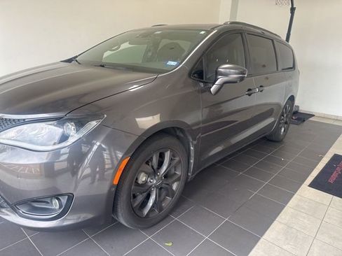Used 2018 Chrysler Pacifica Limited w/ Advanced Safetytec Group FWD image 3