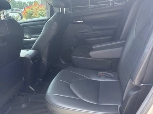 Used 2021 Toyota Highlander XLE FWD image 9