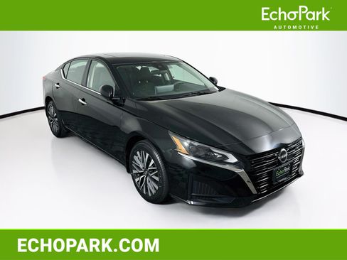 Used 2024 Nissan Altima 2.5 SV w/ SV Premium Package AWD/4WD image 1