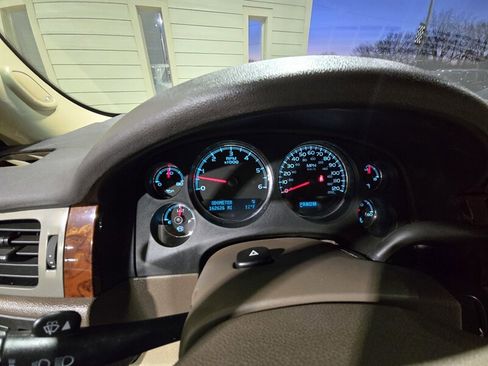 Used 2010 GMC Yukon SLT w/ SLT Chrome Package image 17