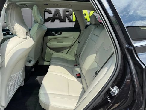Used 2021 Volvo XC60 T5 Momentum w/ Premium Package AWD/4WD image 19