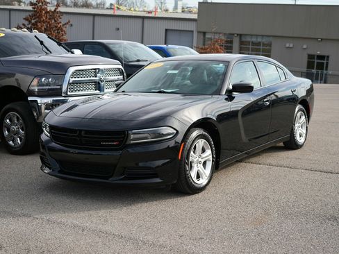 Used 2019 Dodge Charger SXT w/ Leather Interior Group image 3