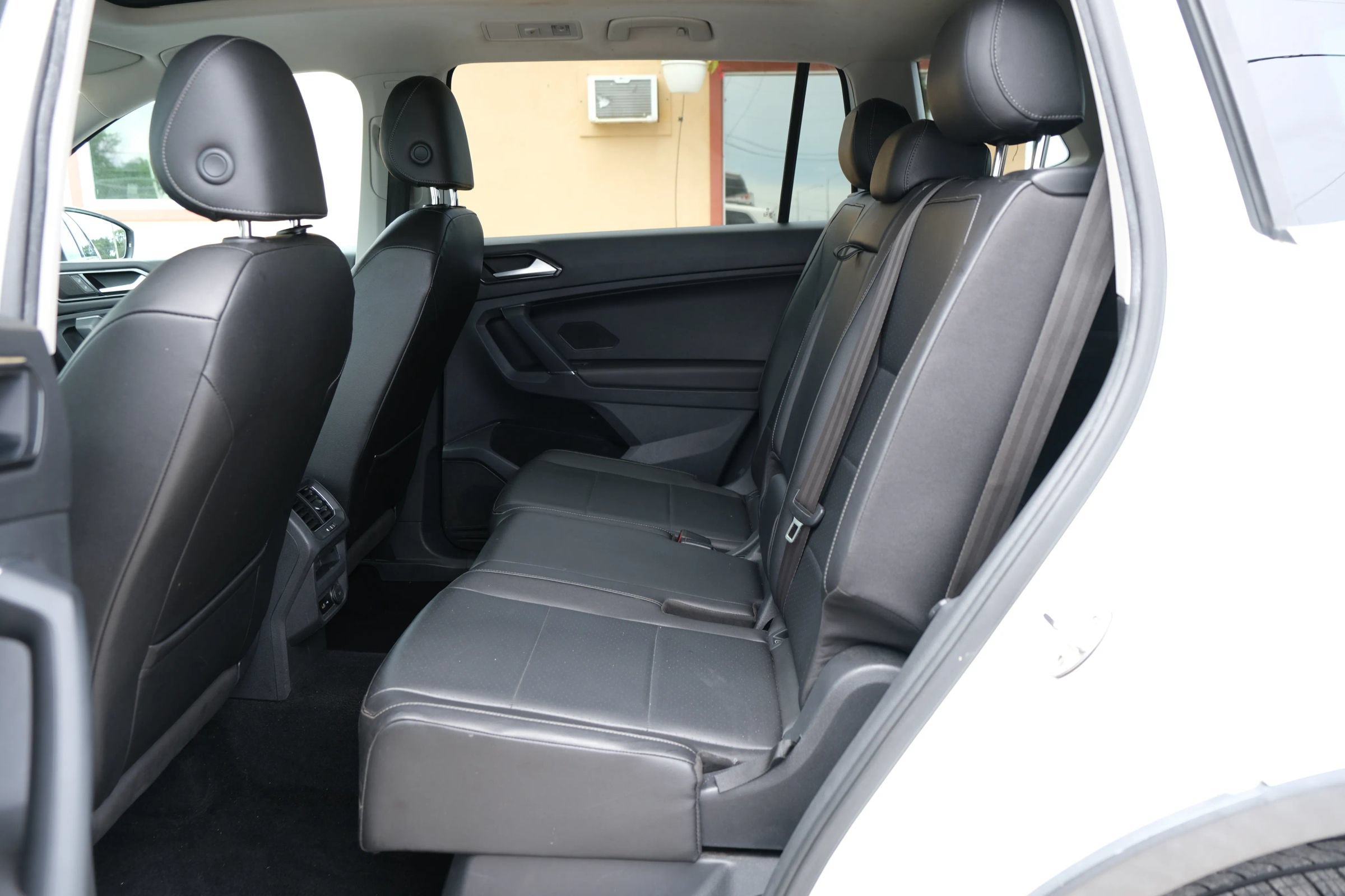 Used 2018 Volkswagen Tiguan SE w/ Panoramic Sunroof Package AWD/4WD image 13