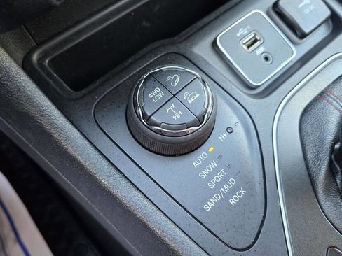 Used 2019 Jeep Cherokee Trailhawk w/ Comfort/Convenience Group image 23