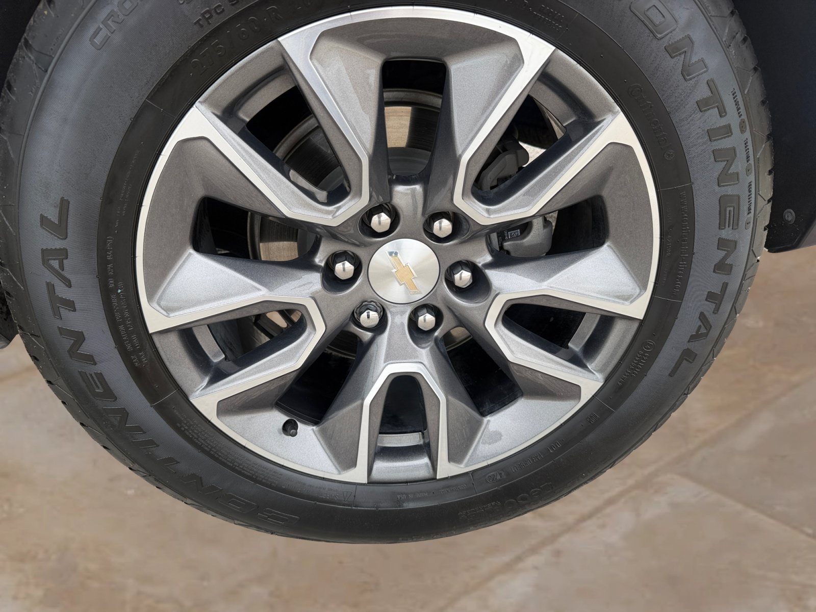 Used 2024 Chevrolet Suburban LT w/ Luxury Package RWD image 26
