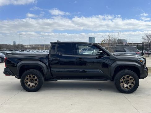 Used 2025 Toyota Tacoma Trailhunter image 3