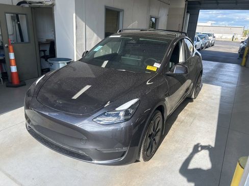 Used 2024 Tesla Model Y Long Range AWD/4WD image 1