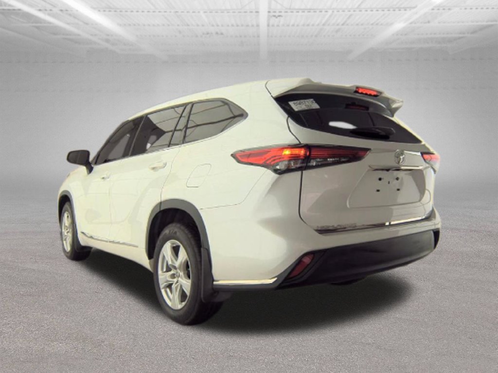 Used 2022 Toyota Highlander L FWD image 3