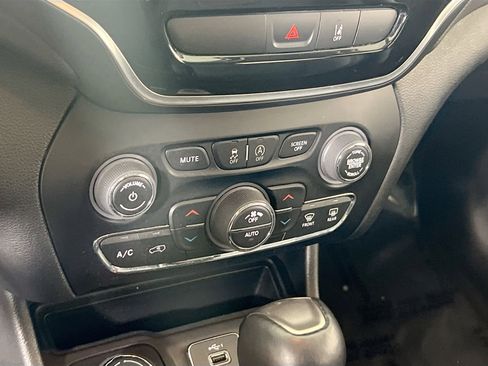 Used 2022 Jeep Cherokee Limited image 14