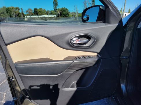 Used 2016 Jeep Cherokee Sport image 23