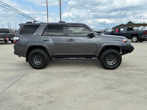 Used 2022 Toyota 4Runner SR5 AWD/4WD image 5