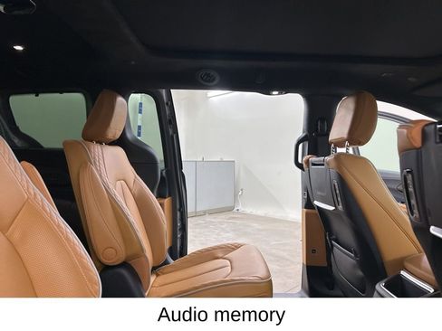 Used 2023 Chrysler Pacifica Pinnacle w/ Trailer Tow Group image 24