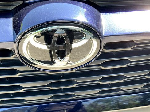 Used 2019 Toyota RAV4 XLE w/ Convenience Package FWD image 26