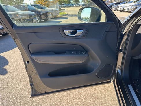Used 2022 Volvo XC60 B5 Momentum image 21