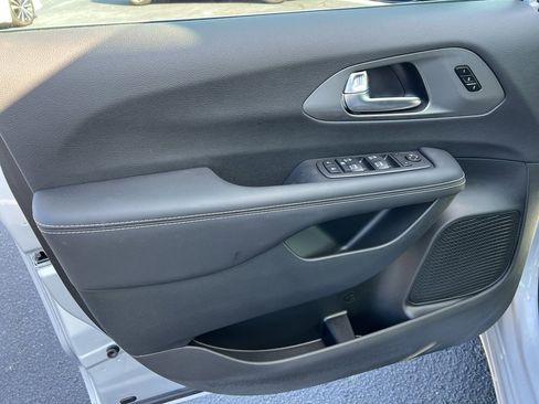 New 2026 Chrysler Pacifica Select image 9