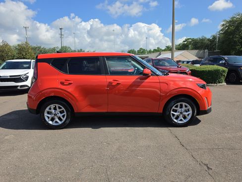 Certified 2025 Kia Soul LX w/ LX Technology Package FWD image 9
