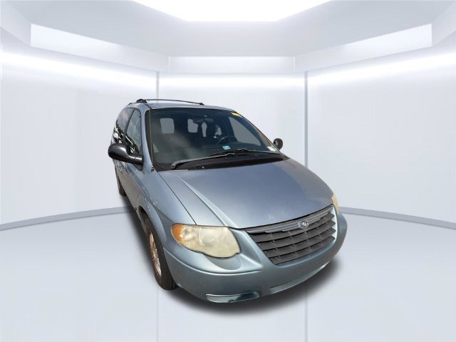 Used 2005 Chrysler Town & Country Touring FWD image 3