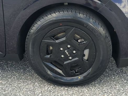 Used 2025 Kia Carnival FWD image 11