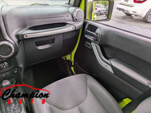 Used 2017 Jeep Wrangler Unlimited Sahara w/ Connectivity Group AWD/4WD image 20