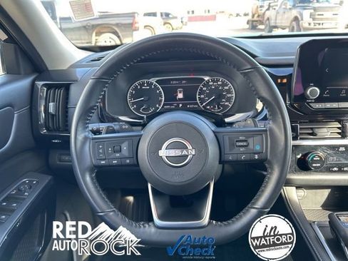 Used 2024 Nissan Pathfinder SV image 12