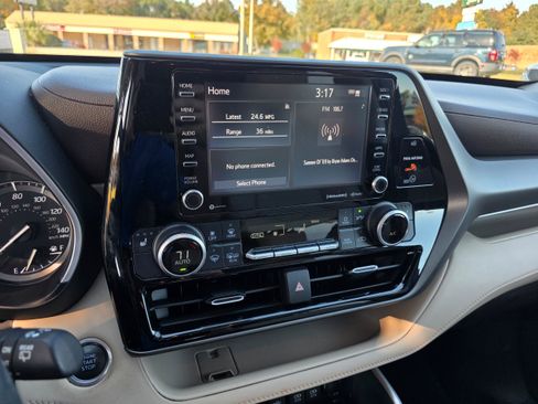 Used 2020 Toyota Highlander XLE image 8