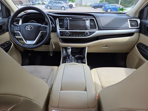 Certified 2019 Toyota Highlander Plus FWD image 5