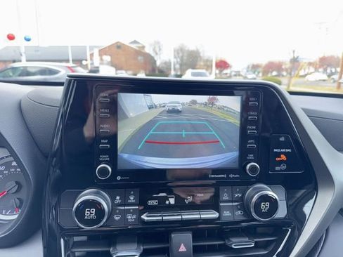 Certified 2022 Toyota Highlander LE image 13