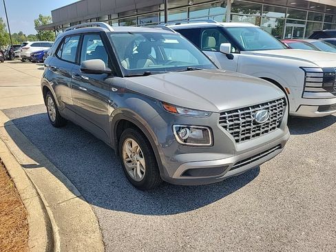 Used 2020 Hyundai Venue SEL FWD image 2
