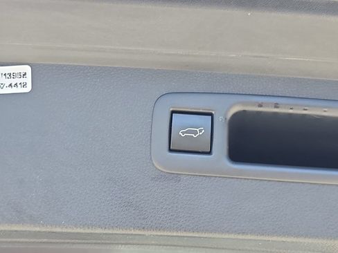 Used 2021 Toyota Highlander XLE FWD image 17