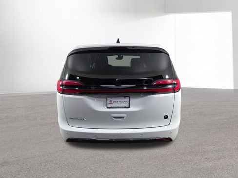 Used 2025 Chrysler Pacifica Select image 15
