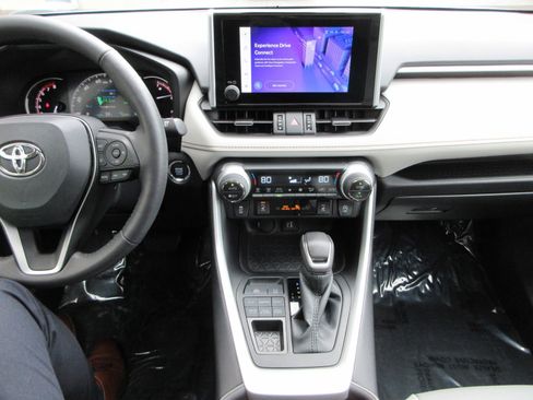 Used 2023 Toyota RAV4 XLE Premium image 39