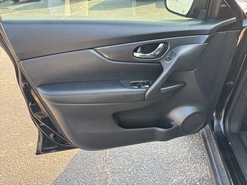 Used 2017 Nissan Rogue SV w/ SV Premium Package image 10