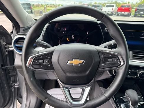 Used 2025 Chevrolet Trax LT w/ LT Convenience Package FWD image 21