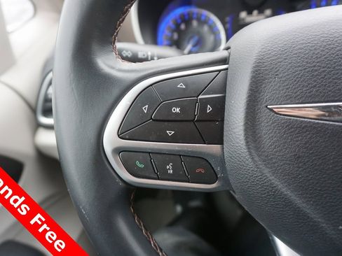 Used 2018 Chrysler Pacifica Touring-L w/ Tire & Wheel Group image 4