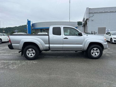 Used 2013 Toyota Tacoma 4x4 Access Cab V6 w/ SR5 Pkg image 4