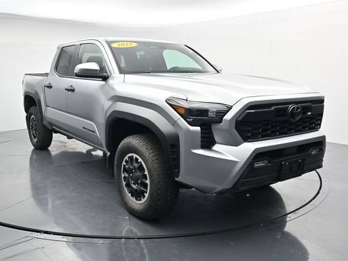 Used 2025 Toyota Tacoma TRD Off-Road AWD/4WD image 2