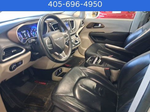 Used 2018 Chrysler Pacifica Touring-L image 5