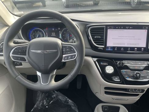 Certified 2023 Chrysler Pacifica Touring-L image 21