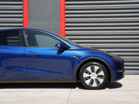 Used 2023 Tesla Model Y 2WD image 8