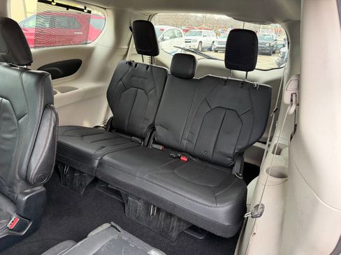 Used 2018 Chrysler Pacifica Touring-L image 13
