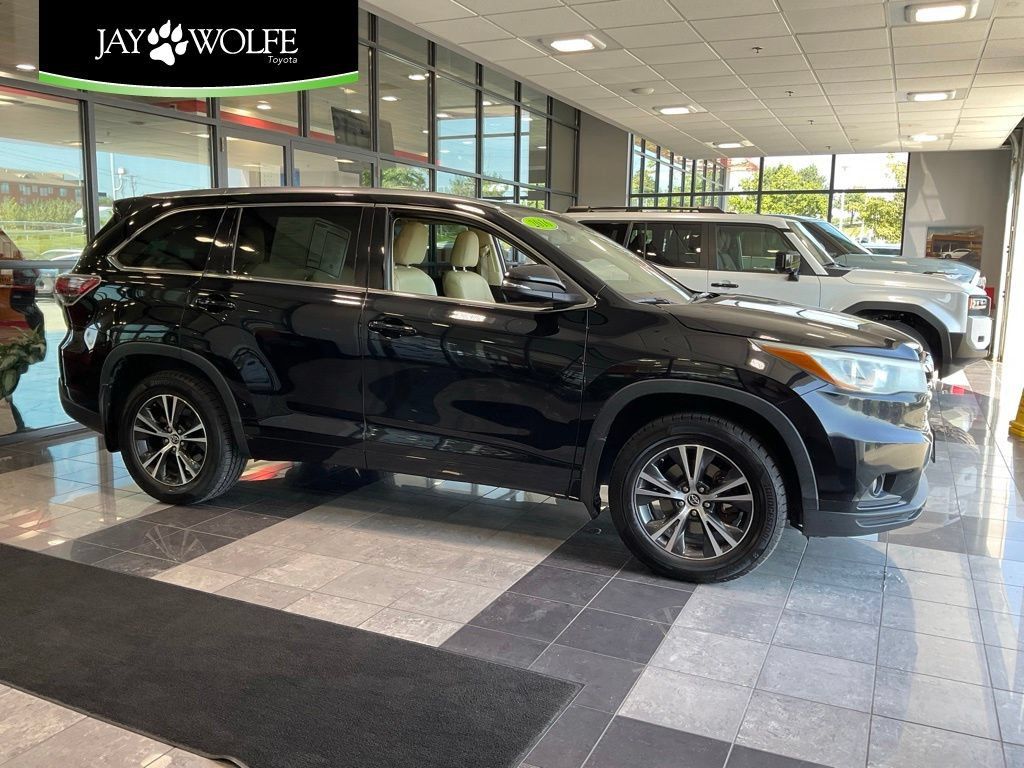 Used 2016 Toyota Highlander XLE AWD/4WD image 1