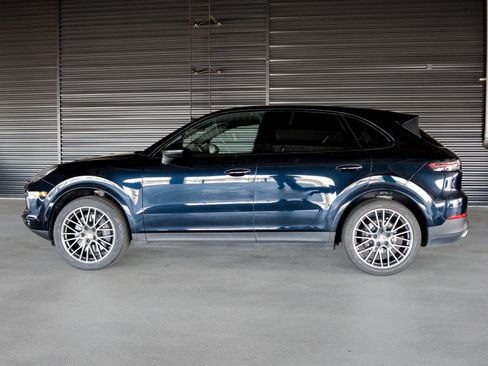 Used 2023 Porsche Cayenne AWD/4WD image 2