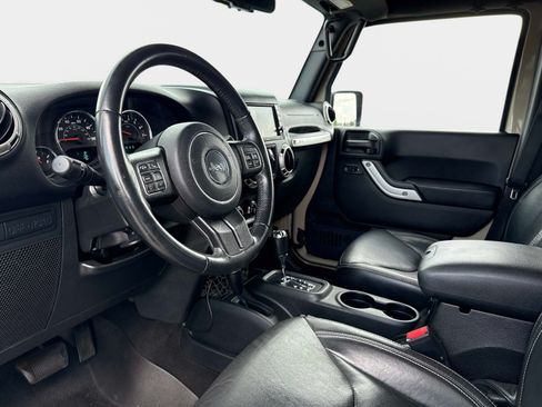 Used 2017 Jeep Wrangler Unlimited Rubicon w/ Connectivity Group AWD/4WD image 32