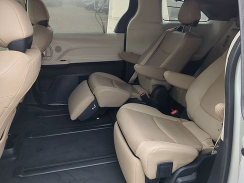 Used 2021 Toyota Sienna Limited image 28