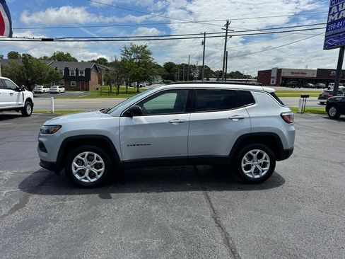 Used 2024 Jeep Compass Latitude AWD/4WD image 2