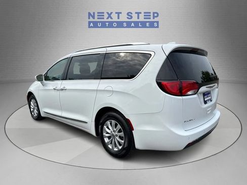 Used 2018 Chrysler Pacifica Touring-L FWD image 5