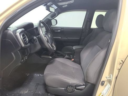 Used 2017 Toyota Tacoma TRD Sport AWD/4WD image 16